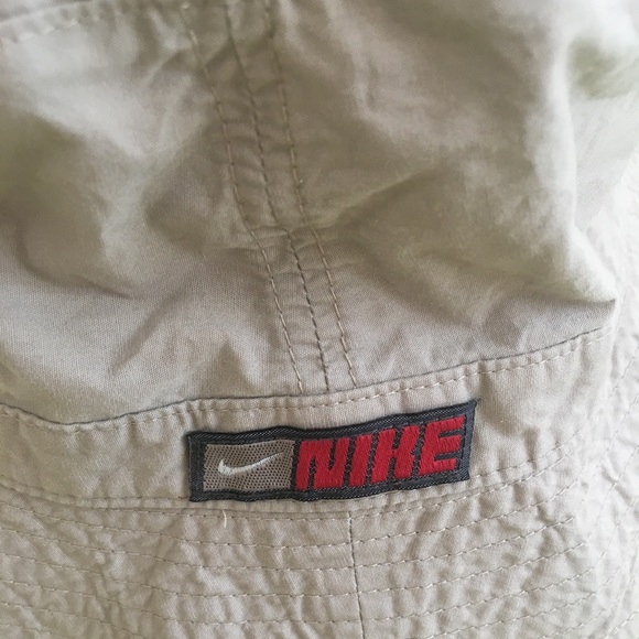 Nike Woman’s 2-sided Bucket Hat - Picture 3 of 3